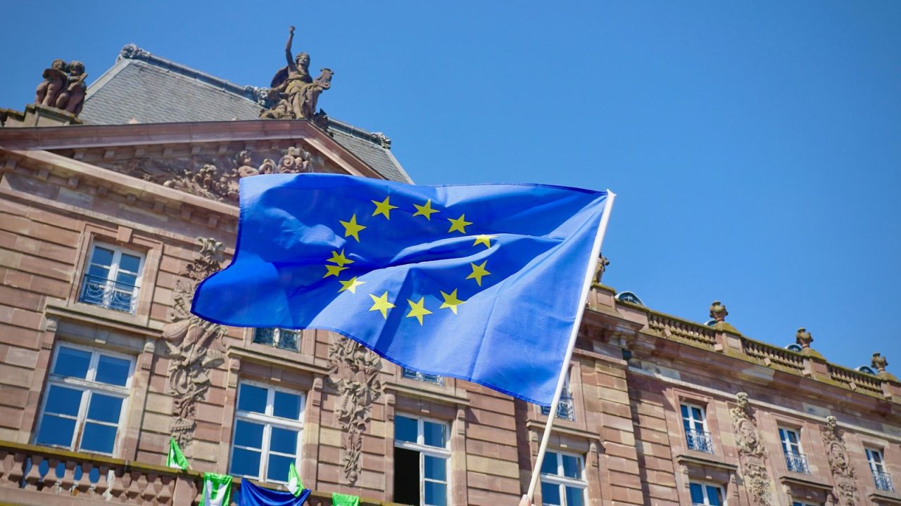 Europe EES explained: The EU's new Entry/Exit System (EES) will change travel in 2026. Learn how it works, who it applies to, and what to expect.