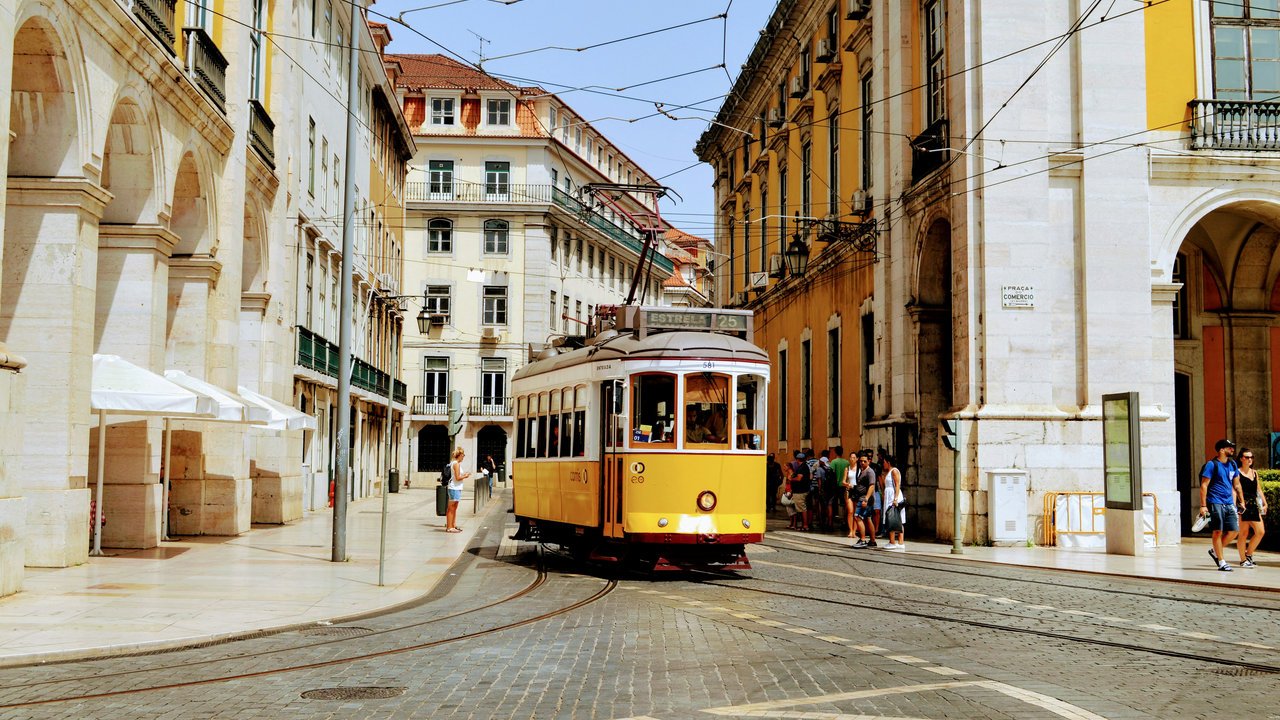 Discover EU digital nomad visas: Your gateway to working remotely in Europe’s top destinations. Learn about the benefits, requirements, and top countries for freelancers, remote workers & more.