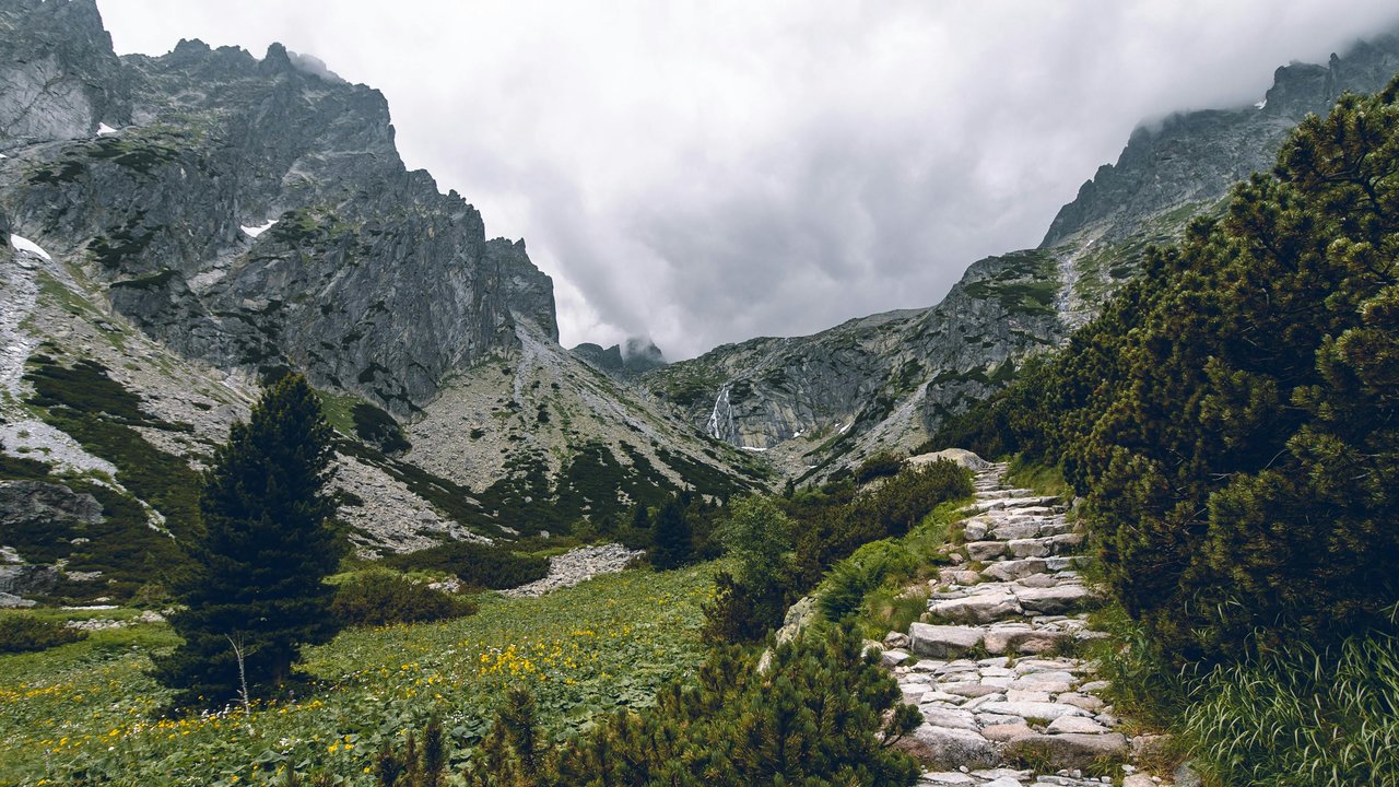 How to get a Schengen Slovakia visa in 2025: easy steps, requirements, tips to apply & travel Slovakia’s castles, mountains & culture.